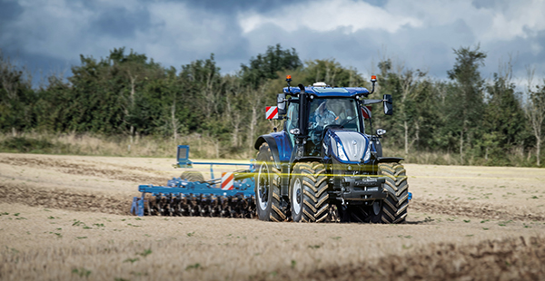 Blå traktor på fält