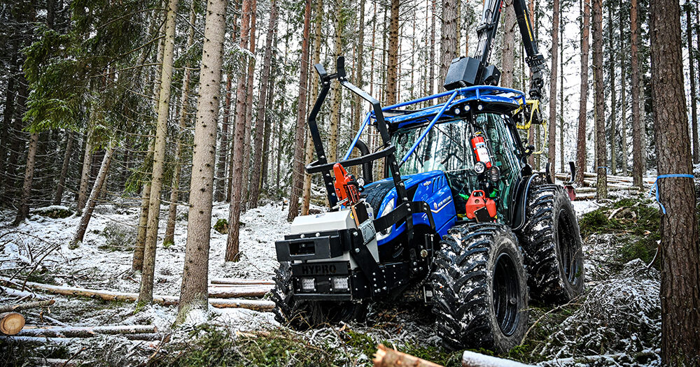 New Holland-traktor i skogen