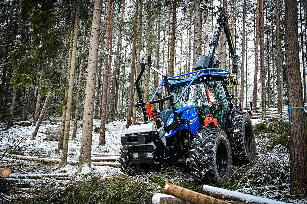 New Holland-traktor i skogen