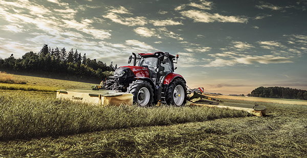 Röd traktor på fält