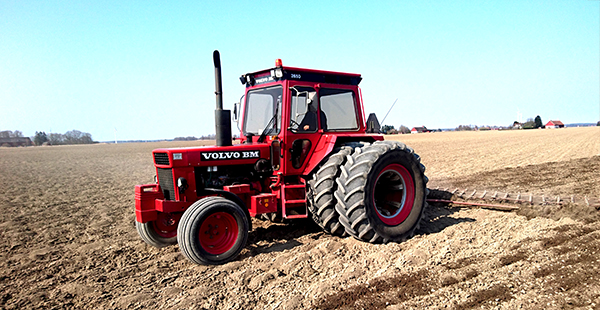 Röd traktor på fält