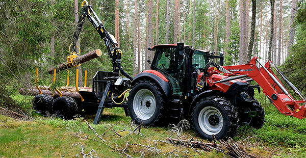 röd traktor i skogen