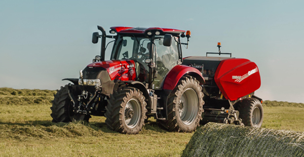 röd traktor på fält. Reklam temanet